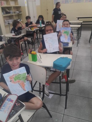 Alunos estudam mapa da América do Sul