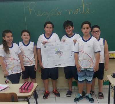 Os alunos do 5°ano III realizaram um trabalho sobre as regiões do Brasil