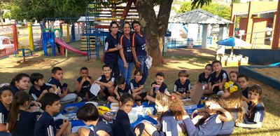 Alunos do 2º ano realizam lanche ao ar livre