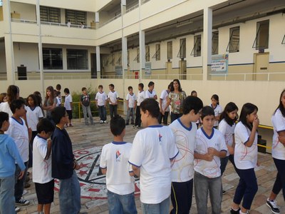 Alunos do 6° Ano I, realizam a Dinâmica da Bala