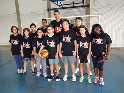 Alunos do basquete recebem camiseta personalizada