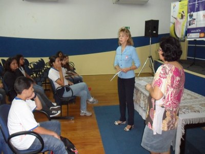 Alunos do Ensino Fundamental II, recebem orientações para a realização do Intercâmbio