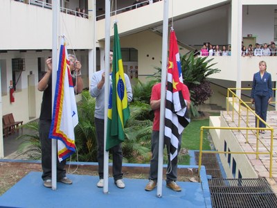 Alunos do Ensino Médio prestam homenagem aos 87 anos IAL