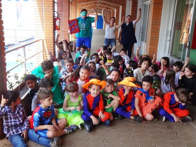 Alunos do Pré-II ganharam visita especial do Super Leitor na Semana da criança