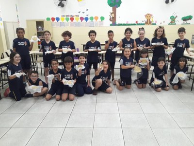 Alunos produzem fósseis na aula de artes