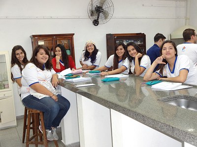 Aula prática no laboratório de química