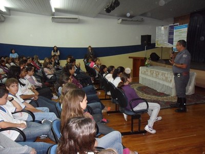 Corpo de Bombeiros ministra palestra para os alunos sobre os novos equipamentos contra incêndios